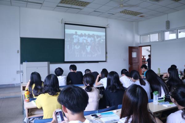 新闻学院学子歌声祝福老师