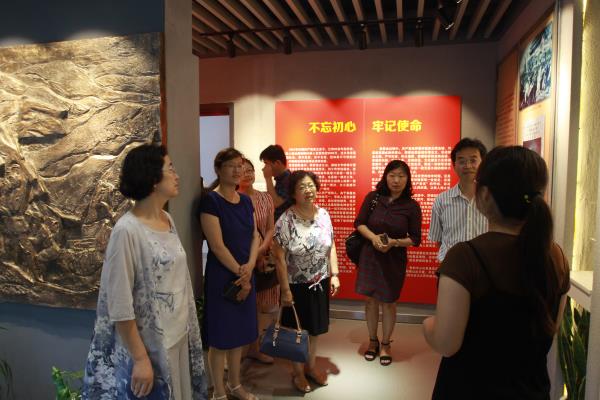 新闻学院举行“追思先烈、铭记党史”主题教育活动