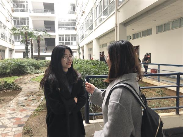 新闻学院开展雷锋日主题采访活动