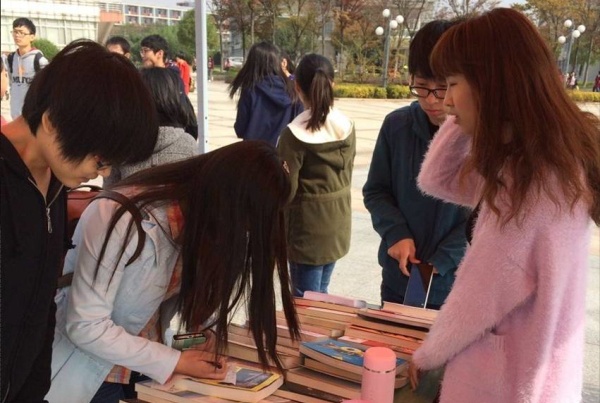 新闻学院“名师荐书”活动圆满结束