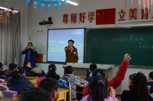 新闻学院学生会携手莳梦陇田支教社赴石鼓路小学播种公益理念