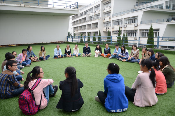 新闻学院团总支圆满举行团辅活动,让成员更亲近